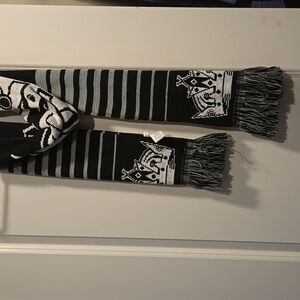 Forever Collectibles NHL Hockey Los Angeles LA Kings Logo Black & Gray Scarf